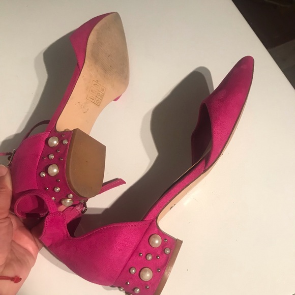 SOLD- The cutest Fuchsia Shoes with pearls - Aldo - Picture 4 of 9